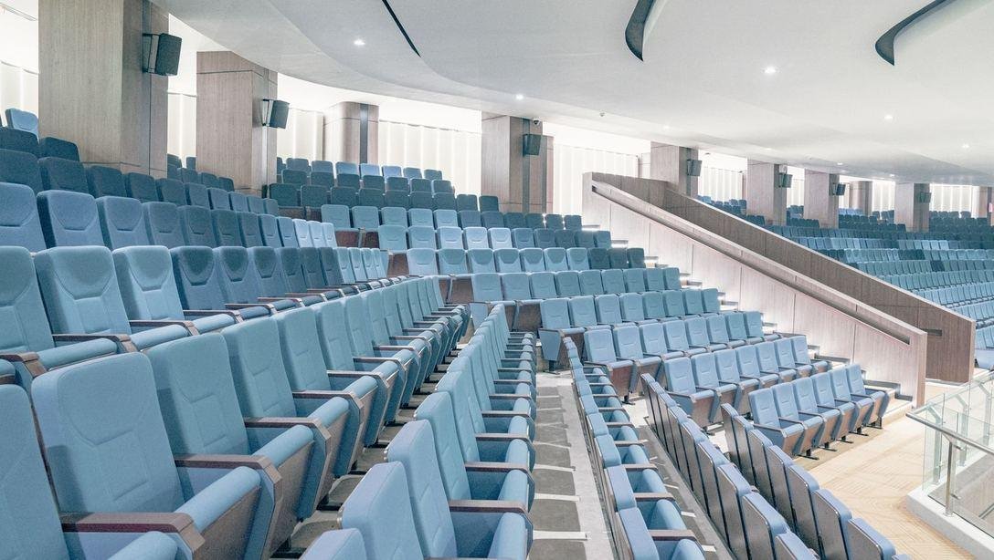 Moderna konferencijska sala s redovima sjedišta