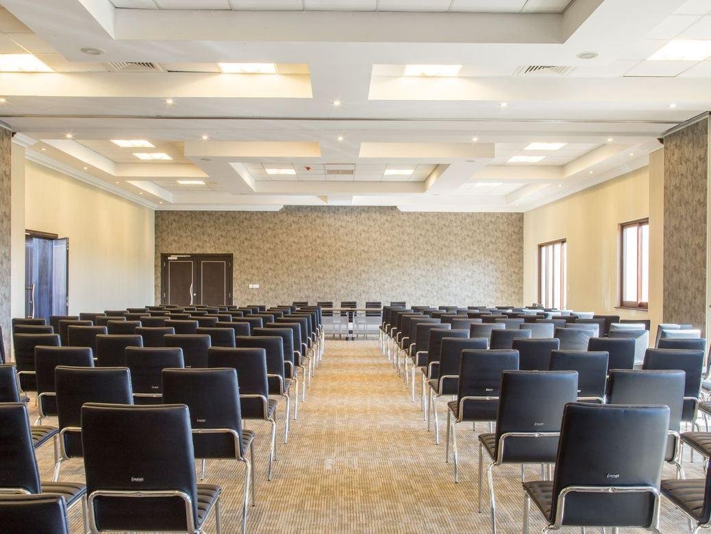 Prostrana sala pripremljena za skup, s redovima stolica