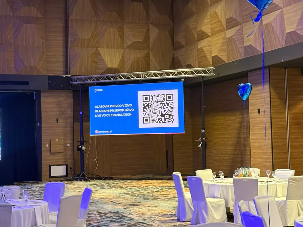 Ekran s QR kodom za glasovni prevod uživo na događaju JYSK